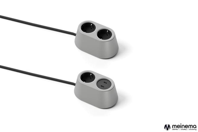 Twee grijze stopcontactblokken met zwarte kabel. Bovenste met twee stopcontacten, onderste met één stopcontact en twee USB-C