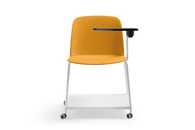 Gele kantoorstoel met witte metalen poten en wieltjes, voorzien van zwarte schrijftablet aan de rechterzijde.