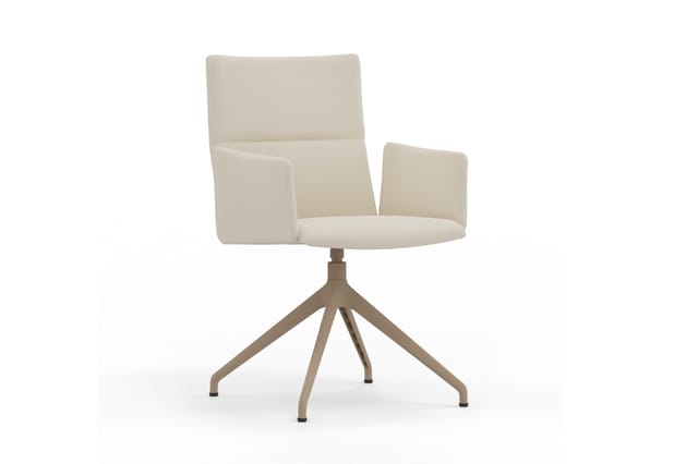 Beige bureaustoel met armleuningen en hoge rug op vijfpoots draaicilinder, taupe metalen onderstel.