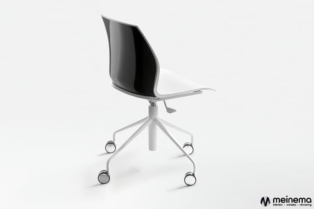Moderne bureaustoelmet zwart-wit design, wielen en gasveer op vijfpotig onderstel, in kantooromgeving.