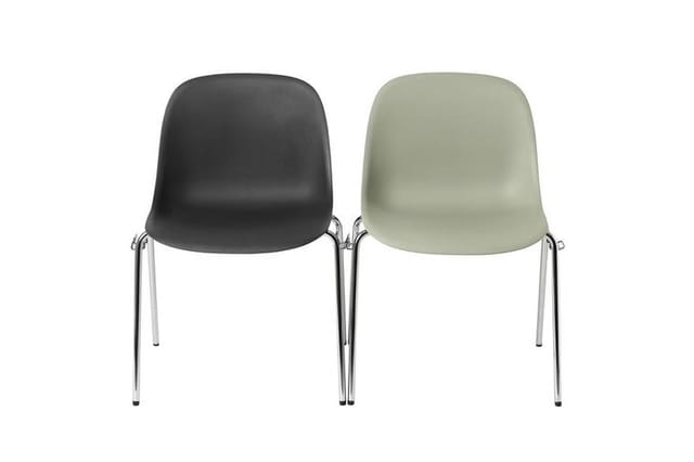 Twee stapelstoelen met kunststof zitting, zwart en groen, op metalen frame.