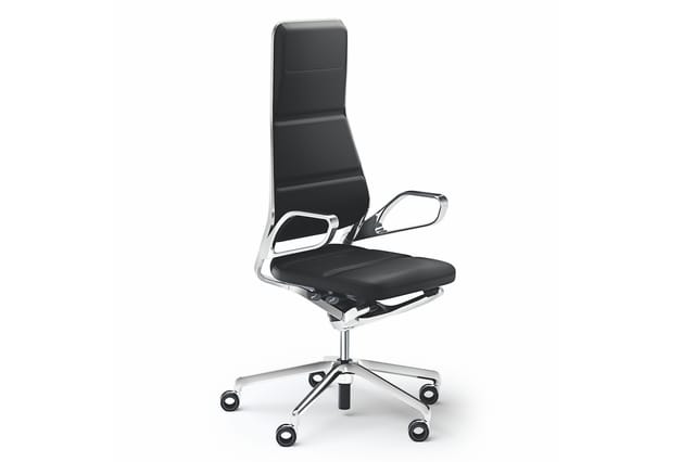 Ergonomische bureaustoel met zwarte bekleding, zilveren frame, verstelbare armleuningen en wieltjes op vijfpuntsvoet.