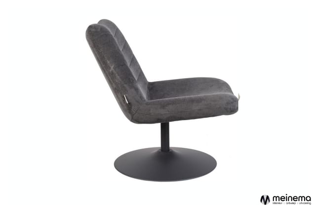 Grijze draaibare loungefauteuil met ronde zwarte voetsteun op witte achtergrond.