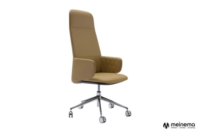 Taupe bureaustoel met hoge rugleuning, quilted zijpanelen, verstelbare zitting en aluminium kruisvoet met wieltjes.