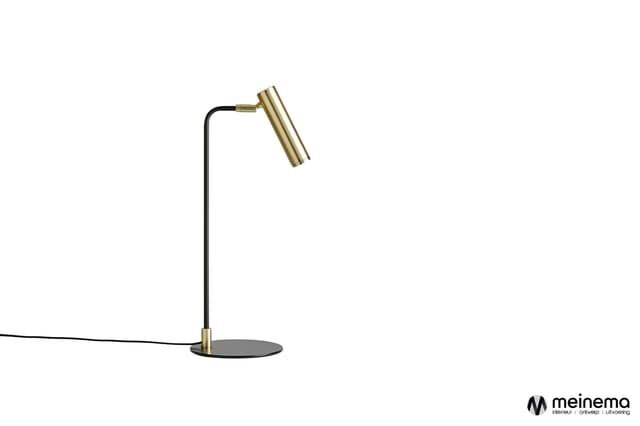 Moderne bureaulamp met zwart metalen arm, messing accenten en ronde zwarte voetplaat op witte achtergrond.