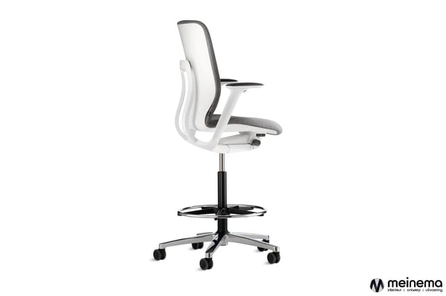Ergonomische bureaustoel met witte frame, grijze mesh-rugleuning en zitting, verstelbare armleuningen, voetsteun en zwenkwiel