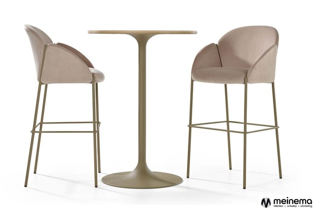 Beige barstoel met metalen frame en voetsteun naast ronde tafel met centrale poot, samen met bijpassende barstoel.