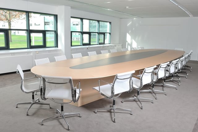 Castelijn Boardroom kolomtafels met bereikbare bekabeling