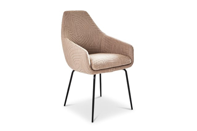 Beige gestoffeerde loungestoel met ergonomische rugleuning, zwarte metalen poten, minimalistisch ontwerp.
