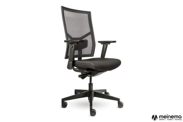 Zwarte ergonomische bureaustoel met netrug, grijze zitting, verstelbare armleuningen en wieltjes op vijfpunts onderstel.