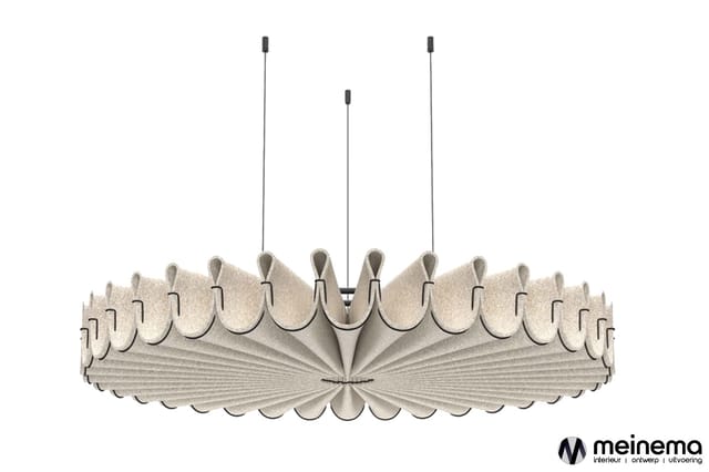 Ronde hangende akoestische lamp in licht grijs, met radiaal uitstralende lamellen en drie zwarte ophangstangen.