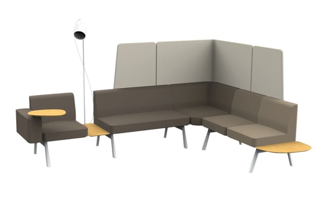 Modulair zitlandschap met grijsbruine en beige bekleding, gele tafelbladen, witte poten en een staande lamp.