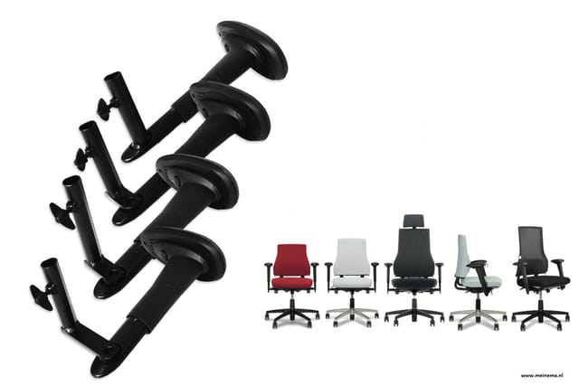Hometrainer met zwarte frame en vier pedalen links, rechts vijf bureaustoelen in rood, wit, zwart, lichtblauw en zwart uitgev
