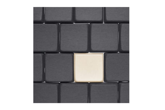 Toetsenbord met donkergrijze toetsen en één lichte beige toets in het midden.