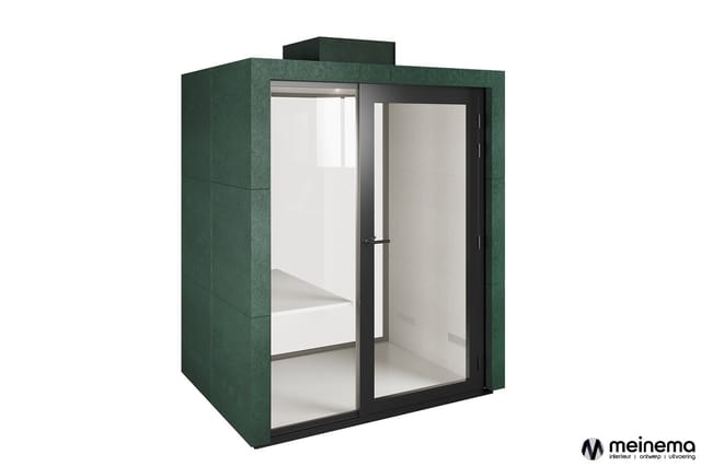 Groene akoestische belcel met zwart frame, glazen deur en zijwanden, wit interieur, geschikt voor concentratiewerk.