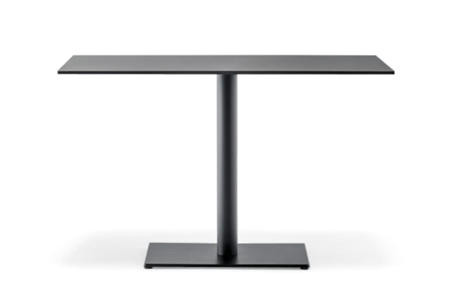 Zwarte tafel met rechthoekig blad en centrale cilindervormige poot op vierkante voetplaat.