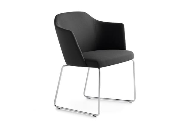 Zwarte stoel met gevoerde zitting en rugleuning, chromen sledepoten, modern design met armleuningen.
