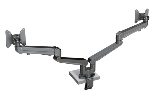 Dual monitor arm in grijs metaal met verstelbare armen en VESA-klemmontage op bureauclip.