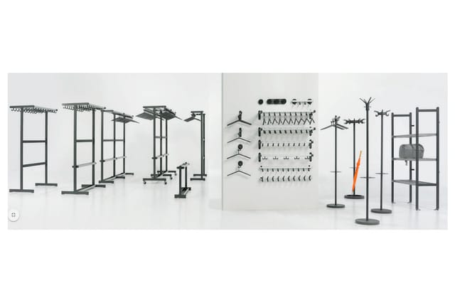 Modular trainingsomgeving met grijs stalen frames, hangrek met accessoires, staanders voor fitnessmaterialen en opbergkasten.