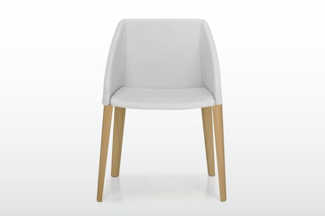 Moderne stoel met wit gestoffeerde zitting en rugleuning, naturel houten poten, frontaanzicht.