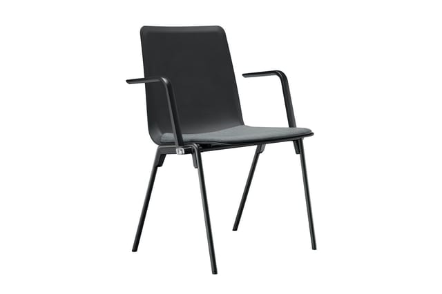 Zwarte stoel met armleuningen, grijze zitting, vier zwarte poten, modern design.