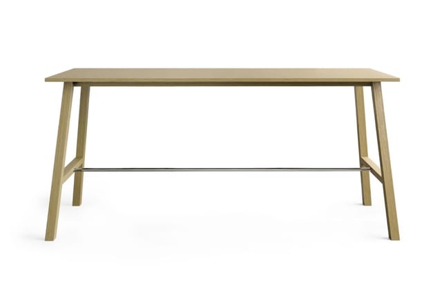 Houten vergadertafel met rechte tafelblad, schuine poten in licht houtfinish en metalen dwarsverbinding.