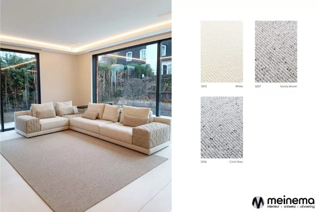 Moderne hoekbank in beige met grijze kussens in lichte woonkamer met raam en bijbehorende stoffalen (White, Sandy Brown, Cold