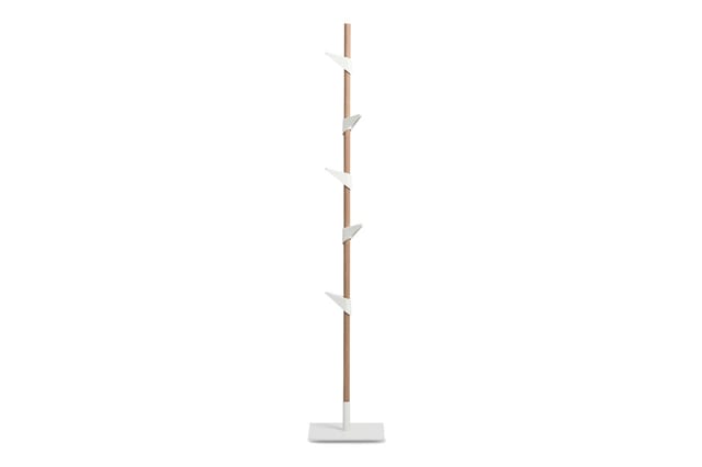 Houten kapstok met witte metalen haken en rechthoekige voetplaat, verticale staander.
