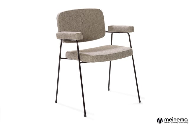 Grijsbeige stoffeerstoel met armleuningen, zwart metalen frame en poten, moderne gestoffeerde zit- en rugleuning.