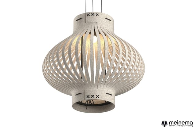 Hangende pendant lamp met grijs viltmateriaal, bolvorming met radiaal uitgesneden latten en warmwit licht, XXX-details op kap