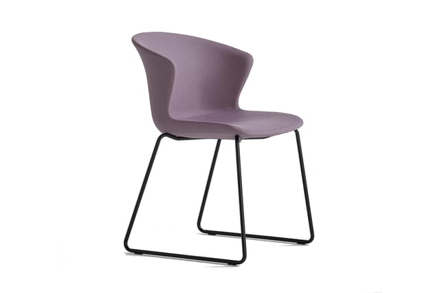 Paarse stoel met gepolsterde zitting en rugleuning, zwart stalen frame met sledepoten, modern design.