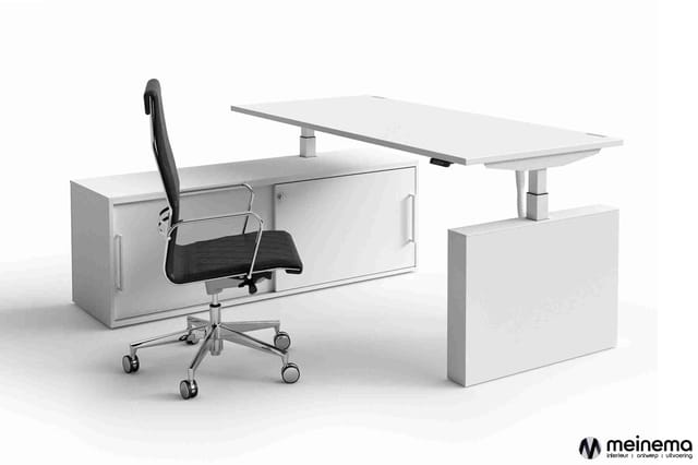 Moderne kantoorsetting met wit bureau met elektrisch verstelbaar blad, witte kastenwand, zwarte bureaustoel en meinema-logo.
