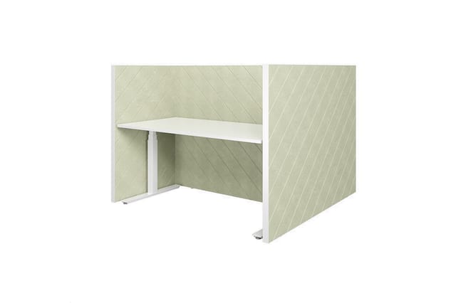 Akoestische belcel met groen gestreept materiaal, witte planken wit frame, voor concentratie op kantoor.