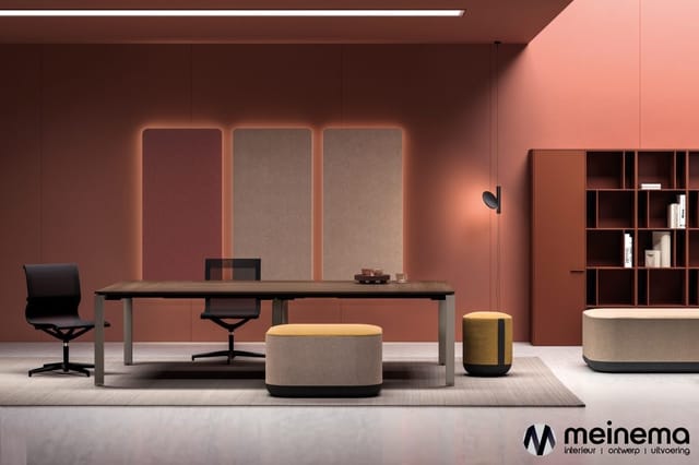 Modern kantoorinterieur met roestbruine wanden, zwarte bureautafel, zwarte bureaustoel, beige poefs, houten kasten en geluids