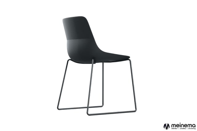 Zwarte stoel met gebogen kunststof rugleuning en zitting, zwart stalen frame met trapeziumvormige poten.