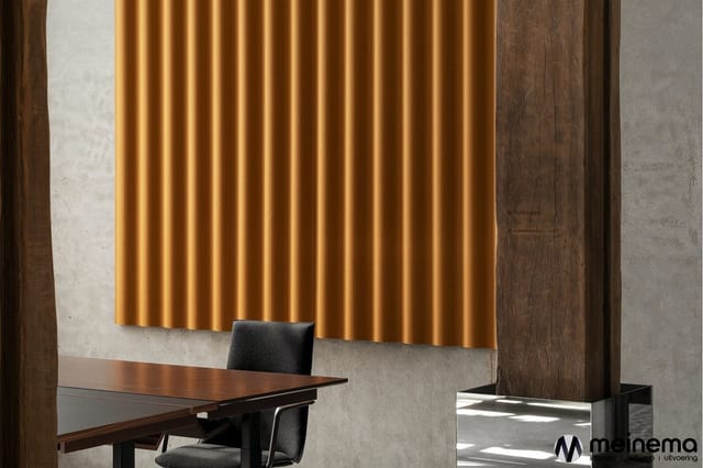 Kantoorruimte met houten bureau, grijze stoel, gouden gepleide gordijnen en houten wandpanelen.