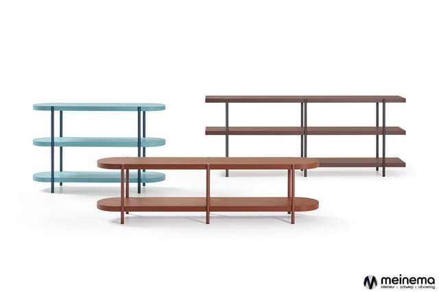 Drie modern design kasten met gebogen vormen in turquoise en bruin hout met metalen frames, gerangschikt in verschillende hoo