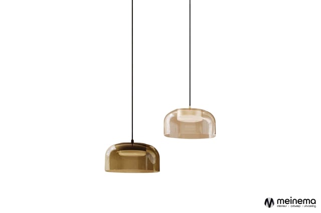 Twee hangende glazen Design-pendellampen in amber- en champagnekleurig glas aan zwarte snoeren.
