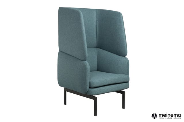 Grijsgroene loungestoel met hoge rugleuning en armsteunen op zwart metalen onderstel, schuin gepositioneerd.