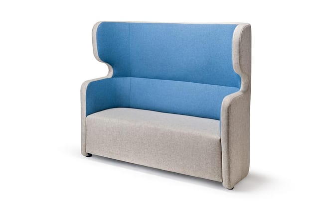 Hoekbank in beige en blauw met hoge rugleuning en armsteunen, moderne vormgeving.