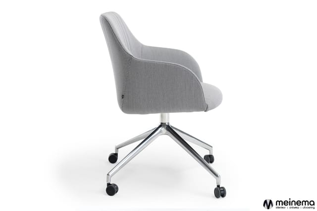 Grijze bureaustoel met wielen, aluminium onderstel, ergonomische zitting en rugleuning, kantoorvoet, meinema logo.