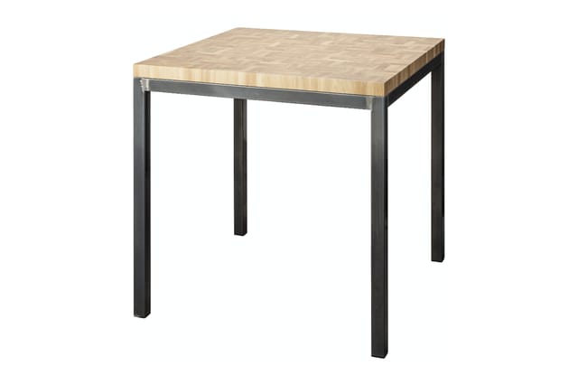 Hoge tafel met licht houten blad en donker metalen frame, vier poten, rechthoekige vorm.