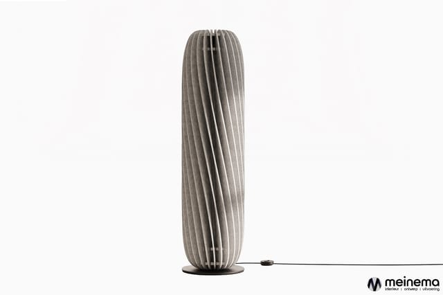 Grijze staande akoestiekpaneel met verticale latten, ovale vorm, op zwart voetstuk met stroomkabel.