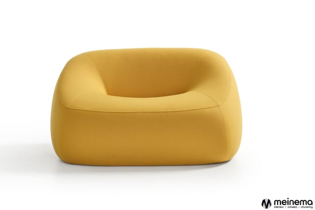Gele ronde fauteuil met afgeronde vormen en diepe zitting, geüpholsterd, tegen witte achtergrond.