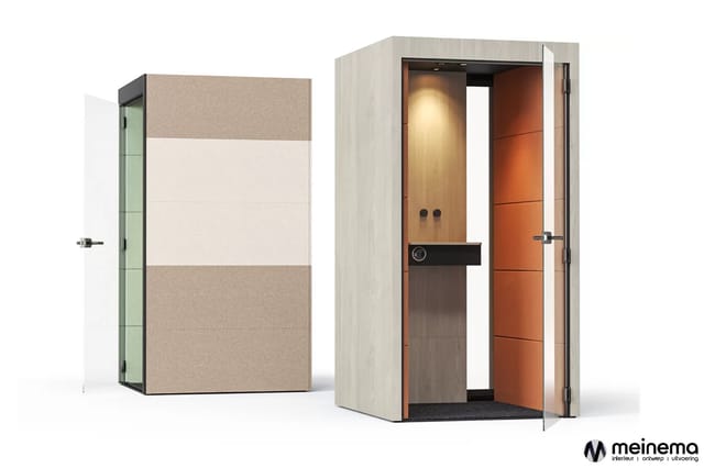 Twee belcellen: links gesloten model met beige-witte panelen en groen glas; rechts open model met lichte houten frame, oranje