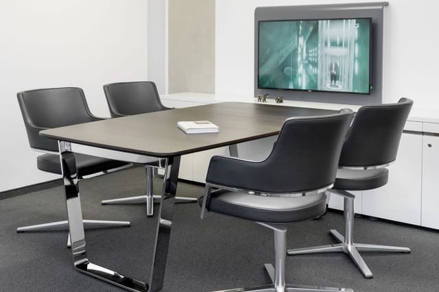 Renz Tune complete vergaderopstelling met rechthoekige design tafel in chroom en hout, inclusief luxe zwarte stoelen