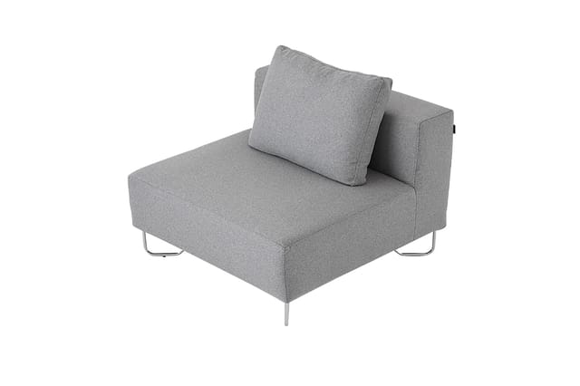 Grijze modulaire zitbank met armleuning, rugleuning en kussen, op metalen poten, tegen witte achtergrond.