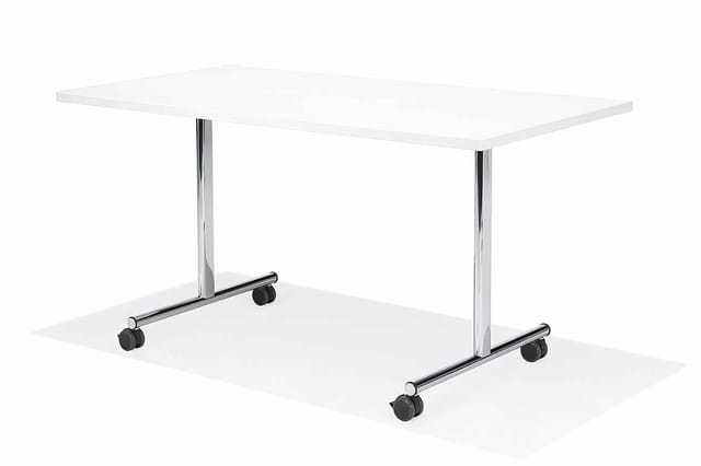 Rechthoekige vergadertafel met wit blad, zilveren metalen poten en zwarte wielen, vrijstaand gepositioneerd.
