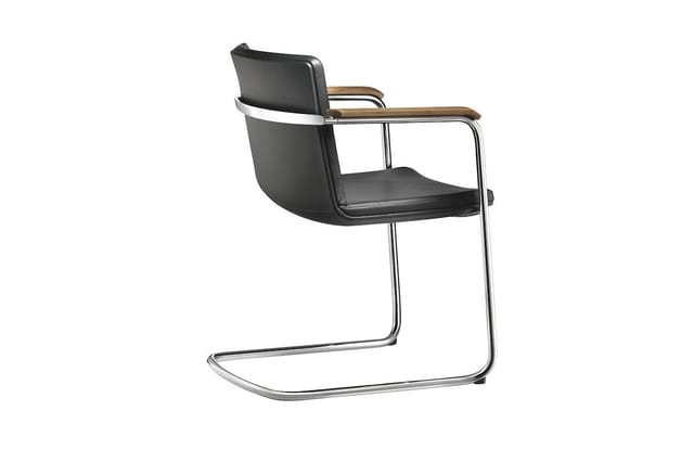 Moderne stoel met zwart lederen zitting, houten armleuningen en verchroomd stalen frame op sledepoten.