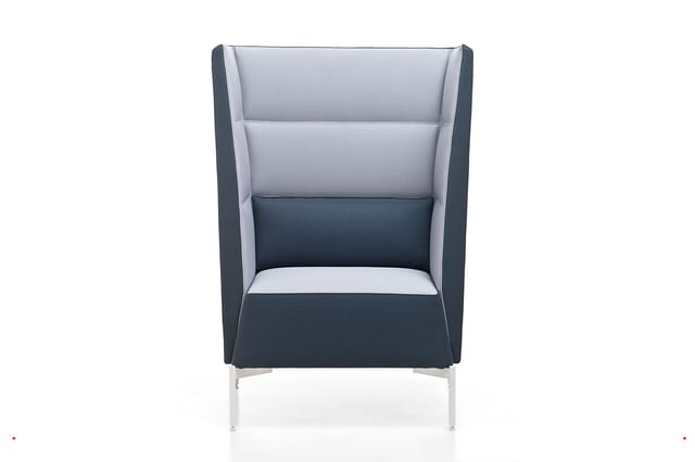 Hoge bureaustoel met donkergrijs en lichtgrijs bekleding, hoge rug, aluminium onderstel, geïsoleerd tegen witte achtergrond.